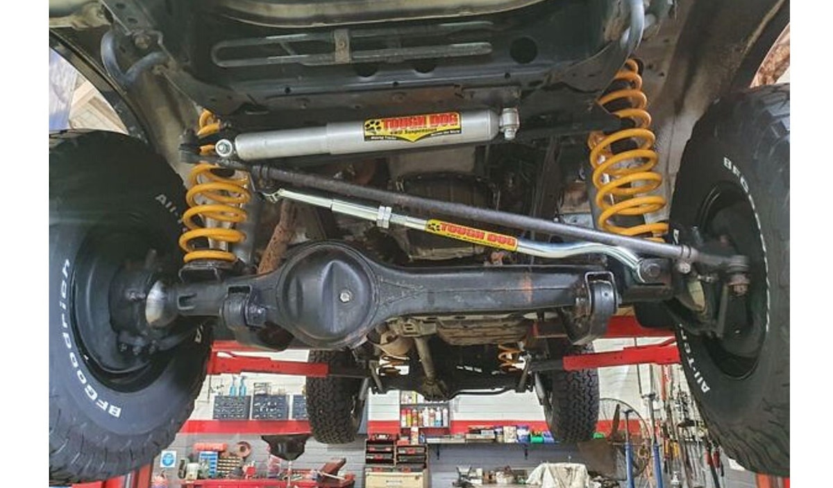 Toyota Landcruiser lift kit under car